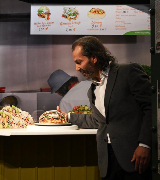 Madame Tussauds in Berlin präsentiert den weltweit ersten Döner aus Wachs
