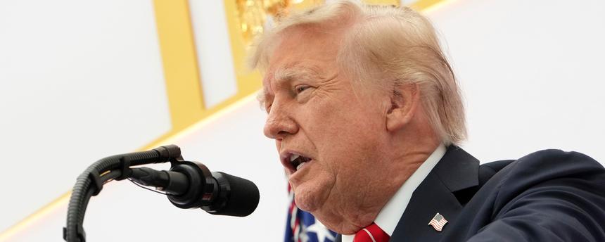 US-Präsident Donald Trump an einem Rednerpult am 8. Oktober 2026.