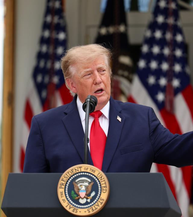 Donald Trump hält eine Rede vor Mitglieder von Berufsverbänden der Polizei und Feuerwehr im Rosengarten des Weißen Hauses