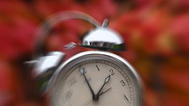 Zeitumstellung auf Winterzeit am 25.10.2026