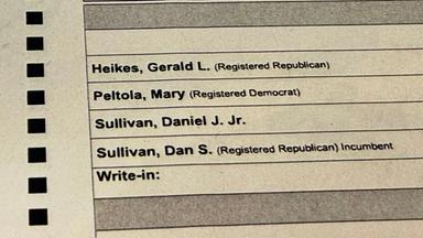 Der Wahlzettel von Alaska: Als Optionen sind Gerald Heikes für die Republikaner eingetragen, Mary Peltola für die Demokraten, Daniel J. Jr. Sullivan und Dan S. Sullivan als "amtierender" Senator.