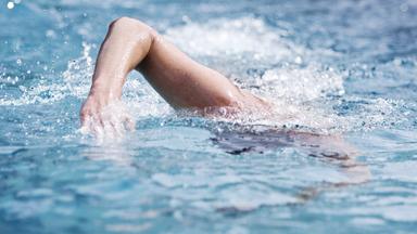 kraulender schwimmer