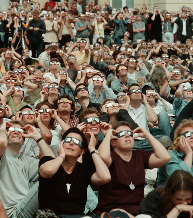 menschen beobachten sonnenfinsternis