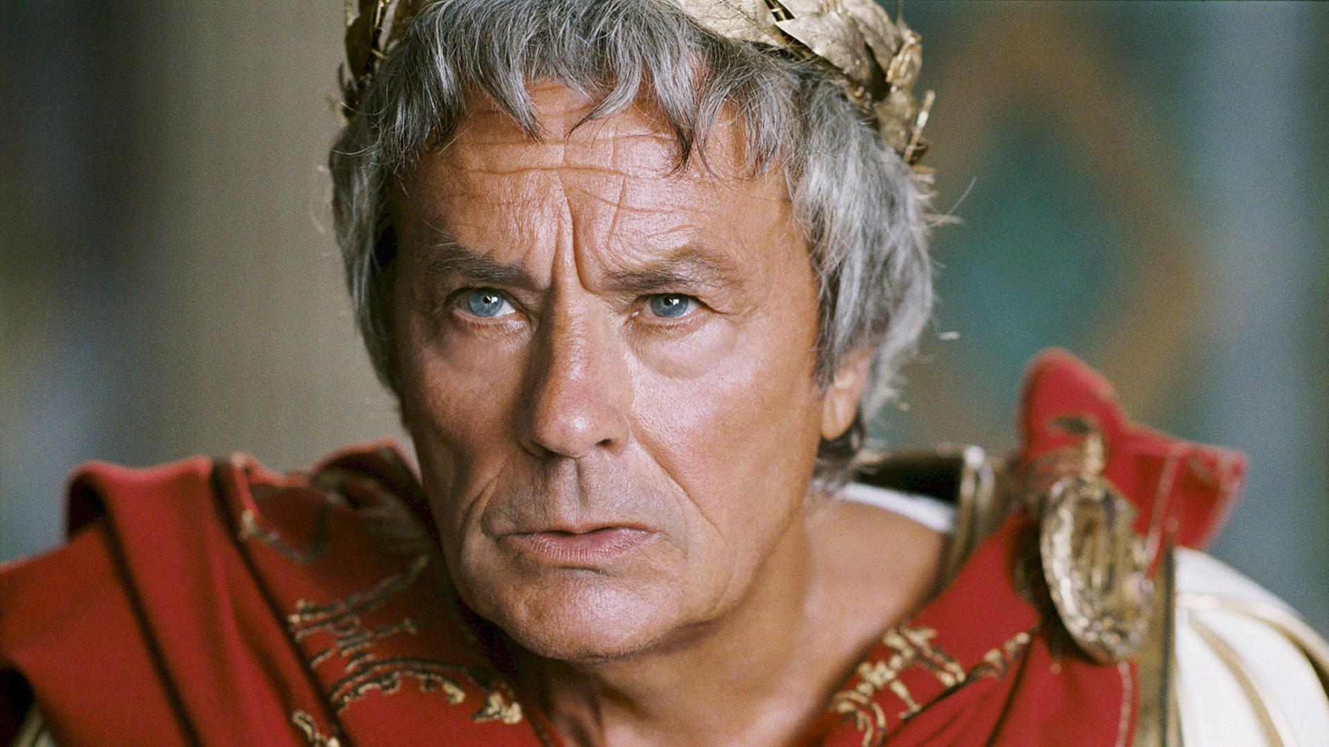 Alain Delon als Julius Caesar in dem Film "Asterix bei den Olympischen Spielen". 
