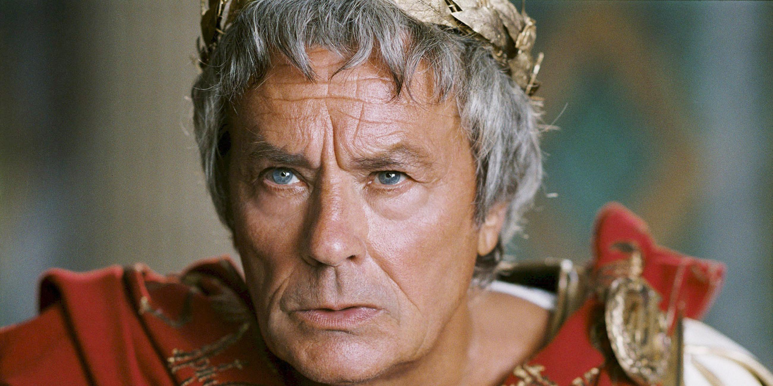 Alain Delon als Julius Caesar in dem Film "Asterix bei den Olympischen Spielen". 
