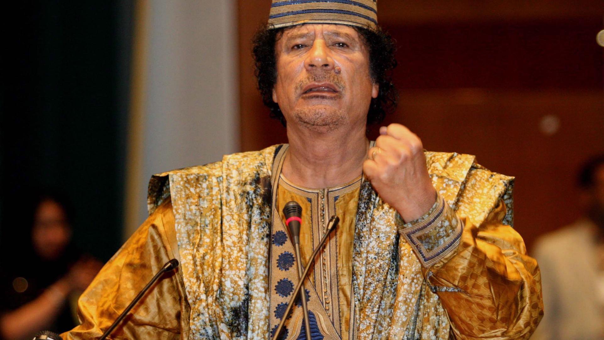 Archivfoto von Muammar al Gaddafi in traditioneller libyscher Kleidung, 2006