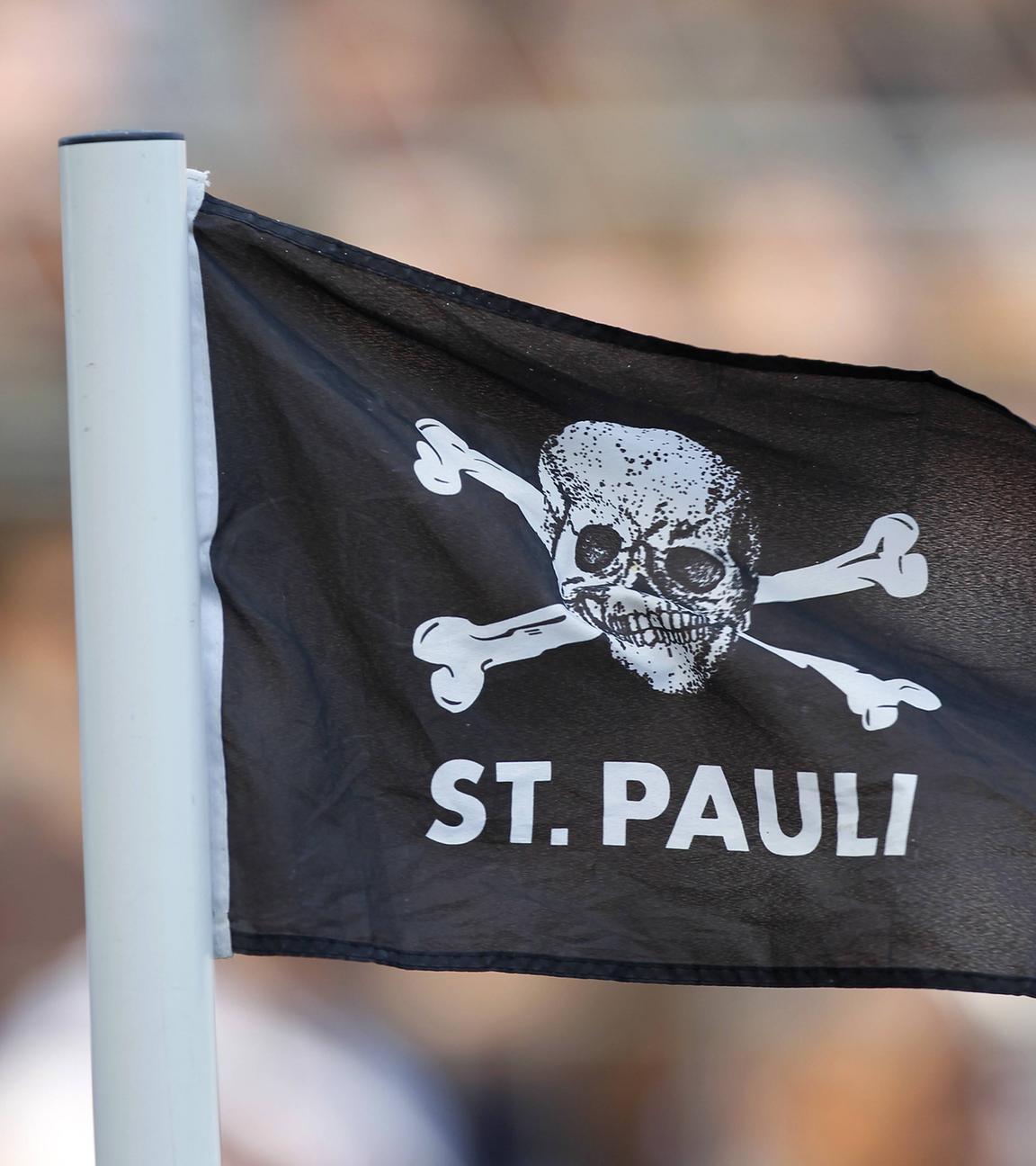 eckfahne des fc st. pauli mit dem totenkopf