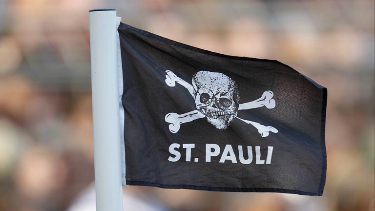 eckfahne des fc st. pauli mit dem totenkopf