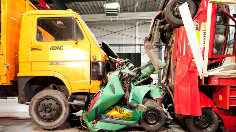 lkw crashtest bei stau des adac