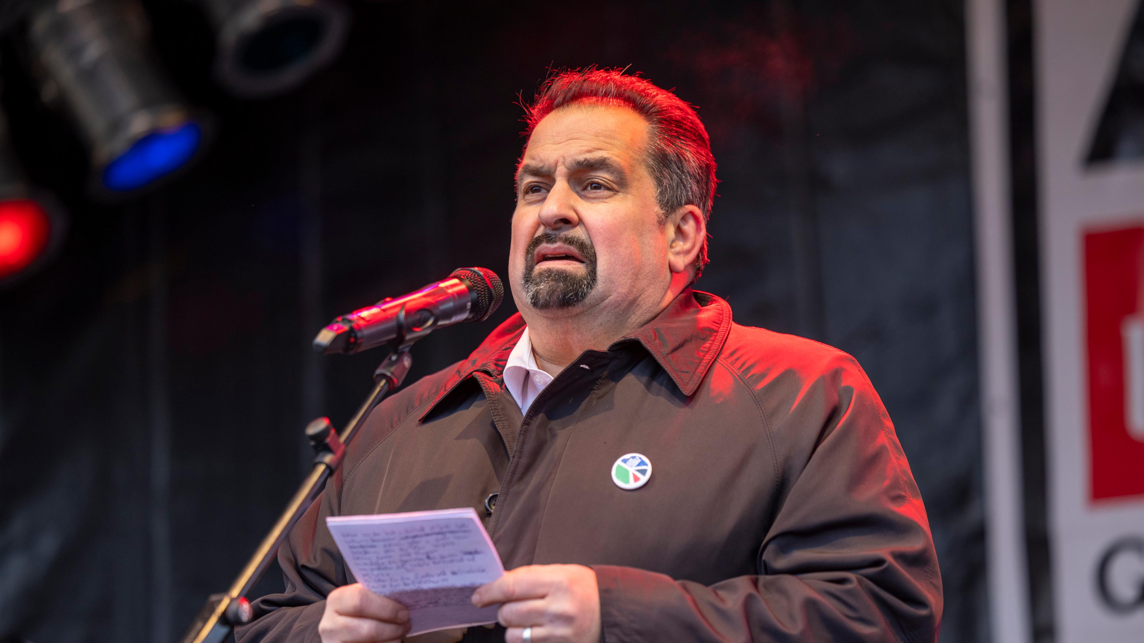 Nordrhein-Westfalen, Köln: Aiman Mazyek, Vorsitzender des Zentralrats der Muslime (ZMD), spricht während der Veranstaltung "Give Peace a Chance!".