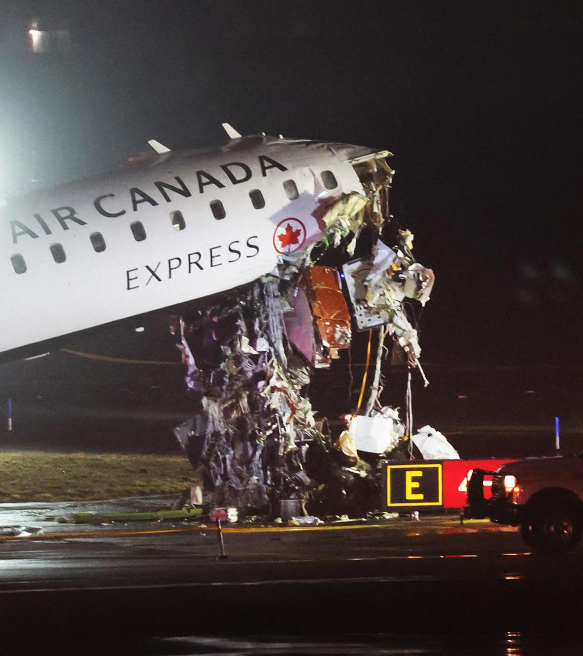 Ein Flugzeug von Air Canada Express steht nach einer Kollision mit einem Feuerwehrfahrzeug am 23. März 2026 auf dem Rollfeld des LaGuardia-Flughafens in New York City.