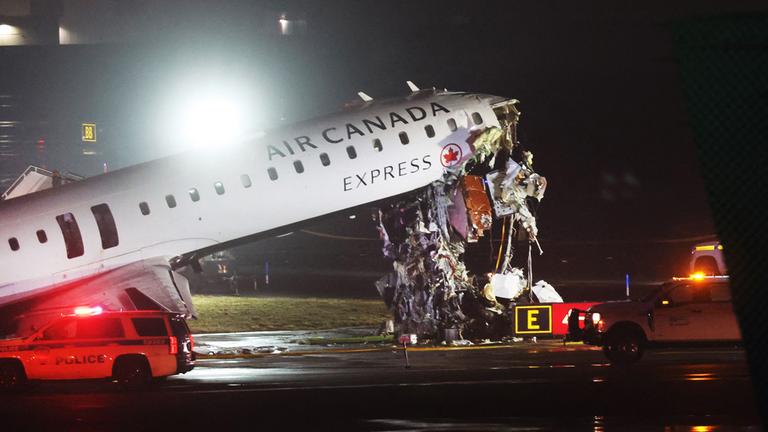 Ein Flugzeug von Air Canada Express steht nach einer Kollision mit einem Feuerwehrfahrzeug am 23. März 2026 auf dem Rollfeld des LaGuardia-Flughafens in New York City.