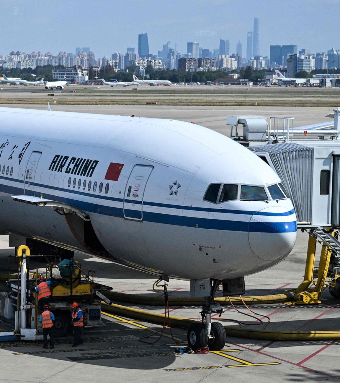 Eine Boeing 777-300ER von Air China steht am 28. Oktober 2025 auf dem internationalen Flughafen Shanghai Hongqiao.