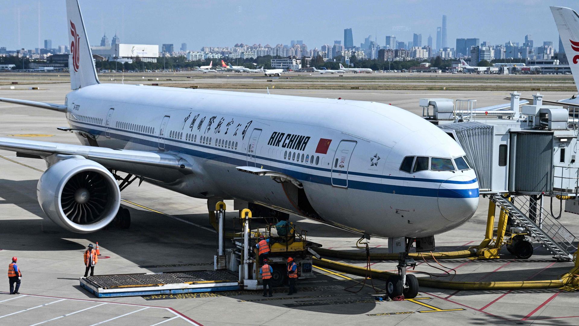 Eine Boeing 777-300ER von Air China steht am 28. Oktober 2025 auf dem internationalen Flughafen Shanghai Hongqiao.