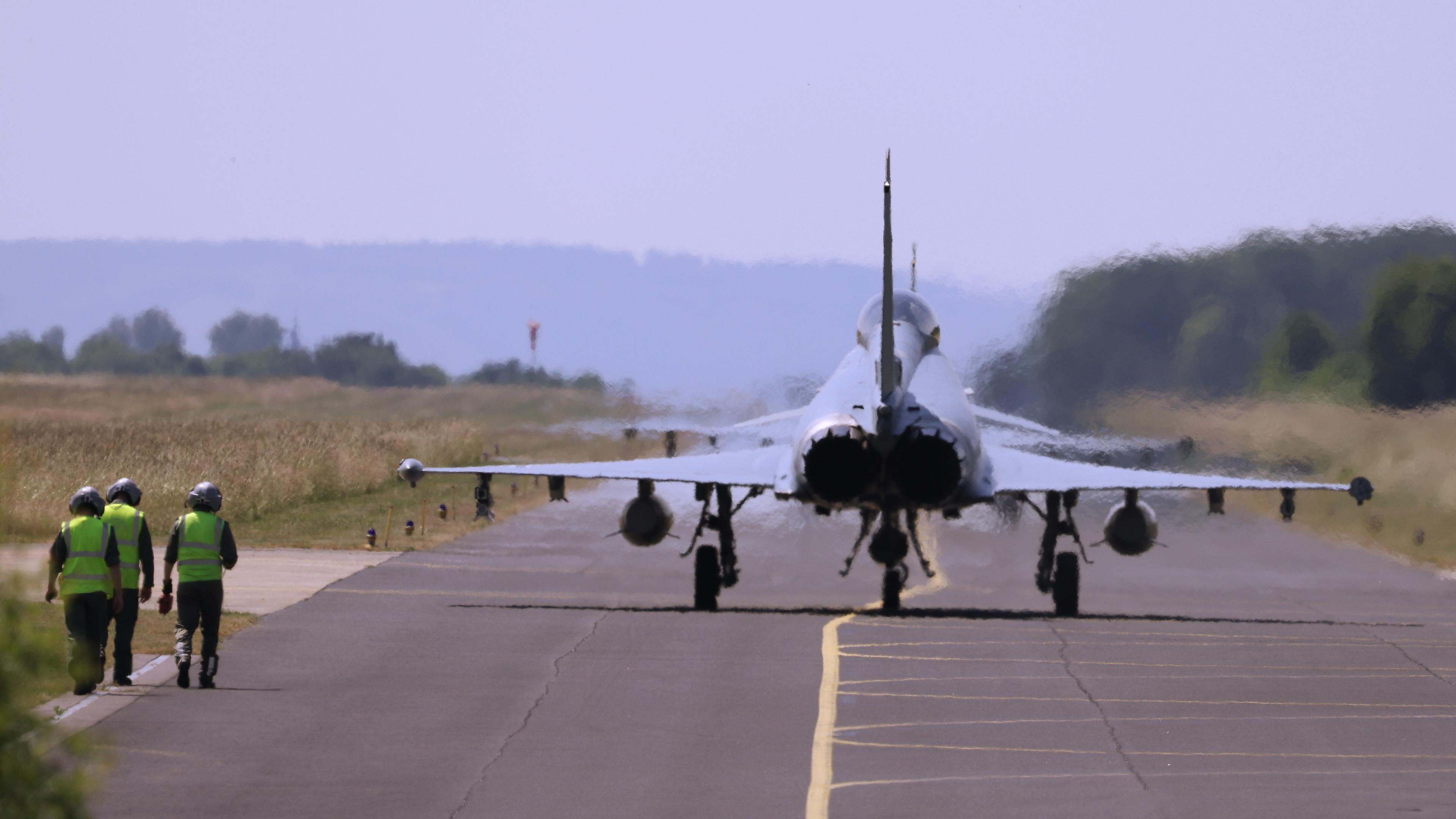 Ein Kampflugzeug der Luftwaffe vom Typ Eurofighter startet beim Großmanöver Air Defender 23 in Nordrhein Westfälischen Nörvenich.