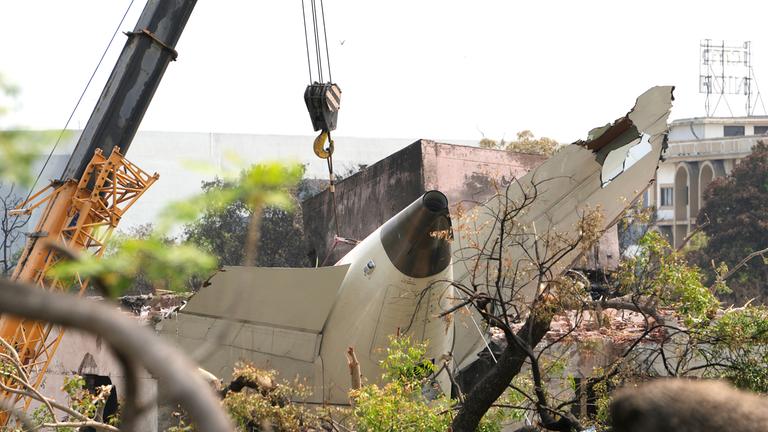 Bei dem Absturz eines Passagierflugzeugs im Nordwesten Indiens sind mehr als 200 Menschen ums Leben gekommen.