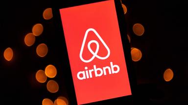 Das Logo des Online-Unterkunftsvermittlers Airbnb auf einem Smartphone