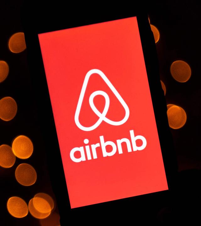 Das Logo des Online-Unterkunftsvermittlers Airbnb auf einem Smartphone