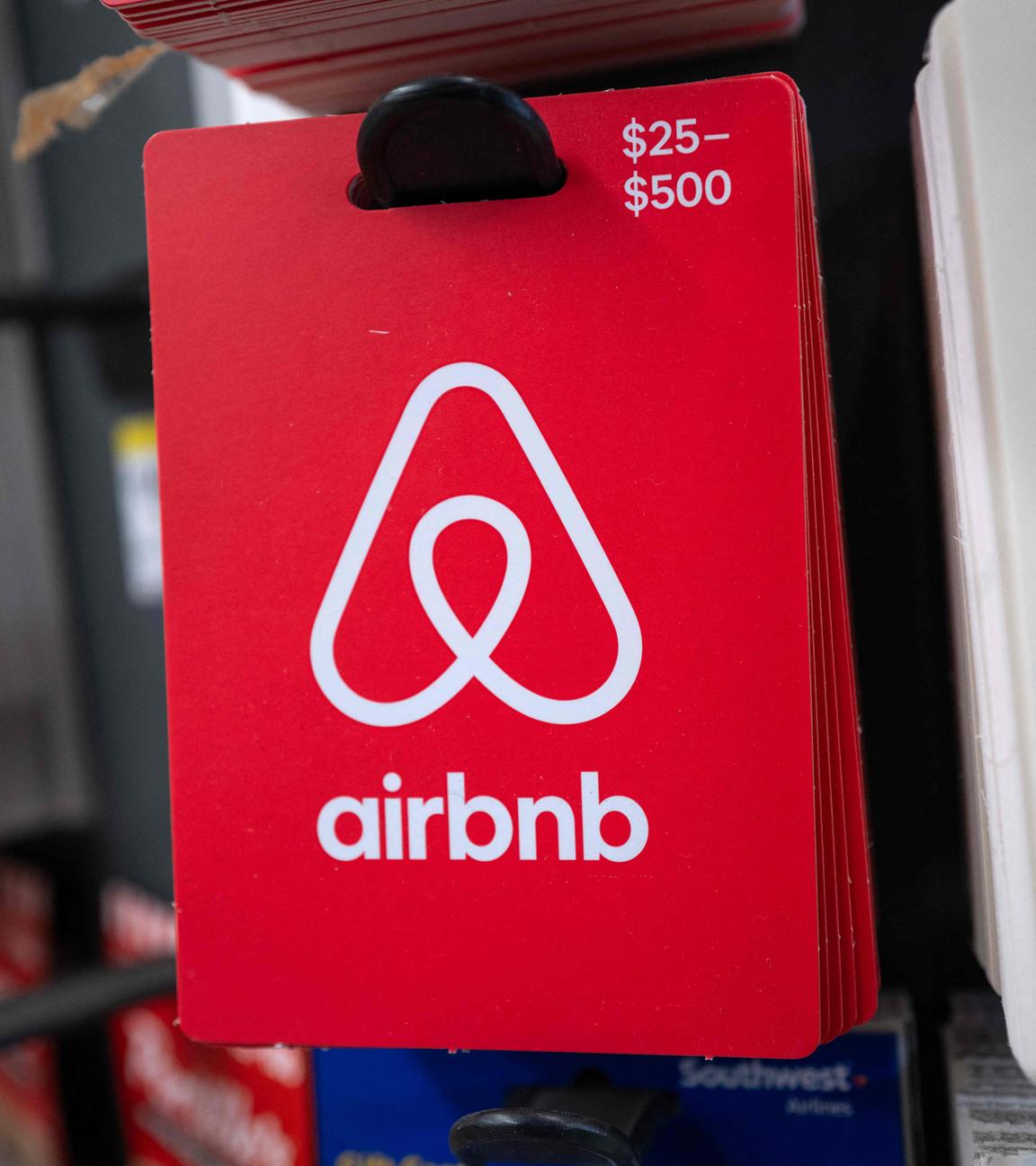 Ein Stapel Airbnb-Geschenkkarten hängt in einem Regal.