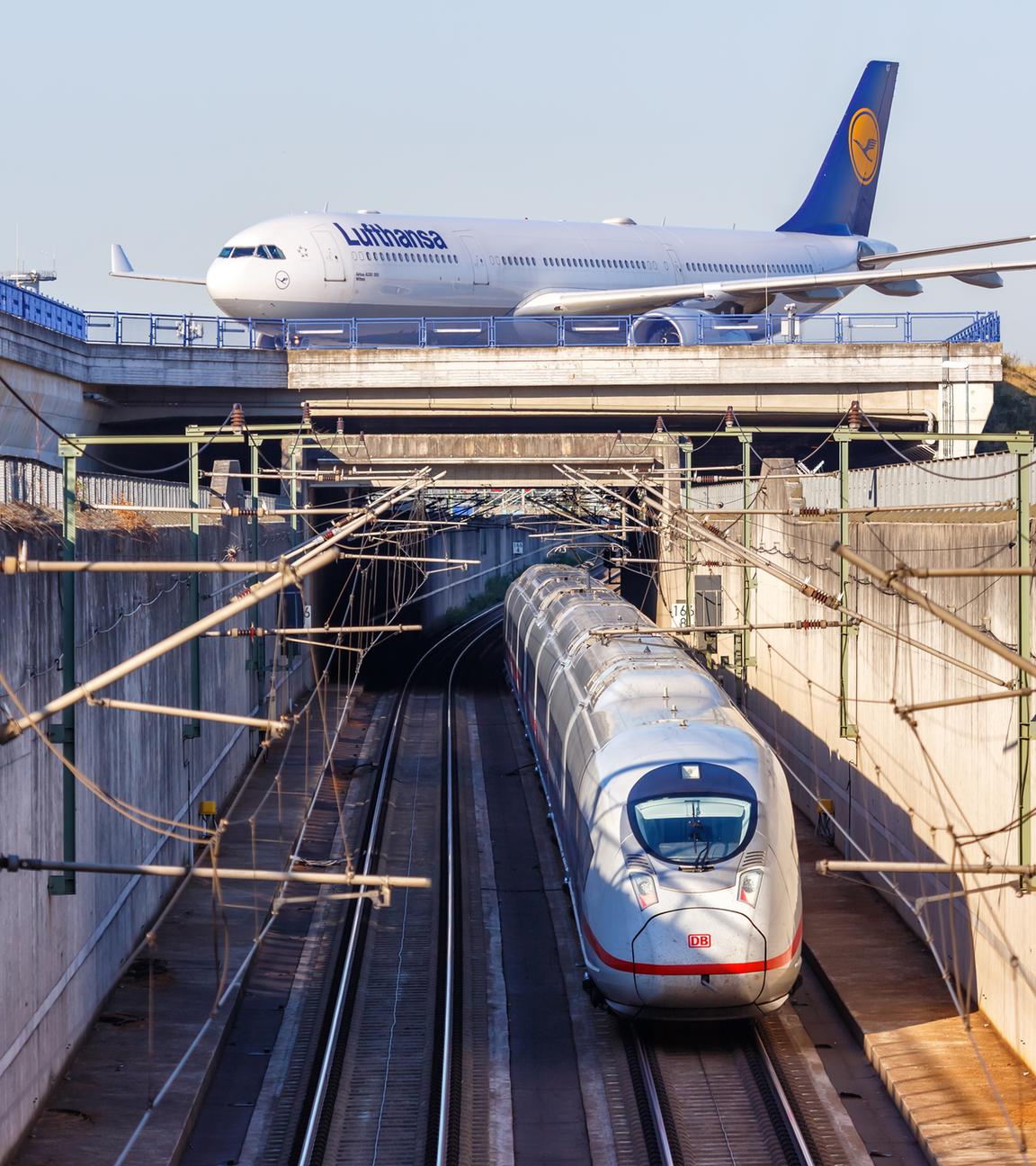 Airbus A330 der Lufthansa und ICE am Frankfurter Flughafen