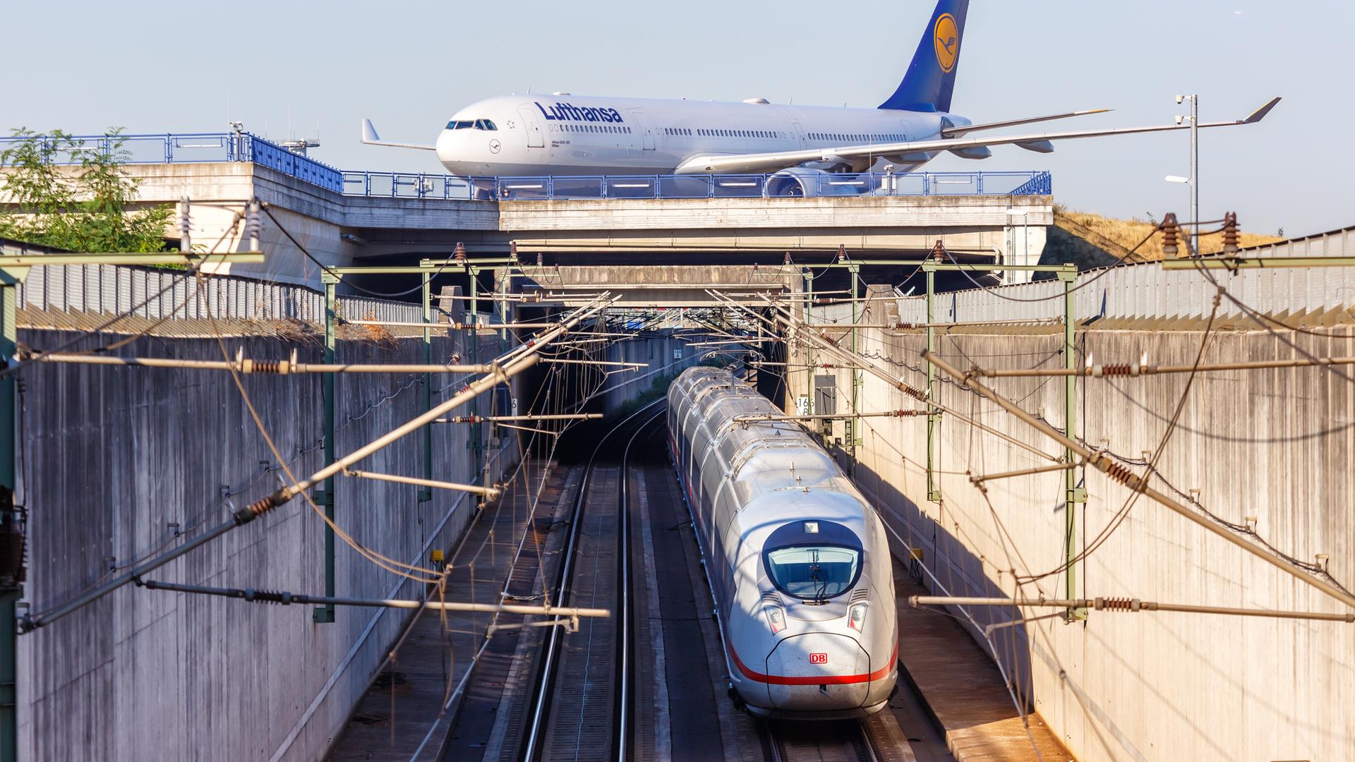 Airbus A330 der Lufthansa und ICE am Frankfurter Flughafen
