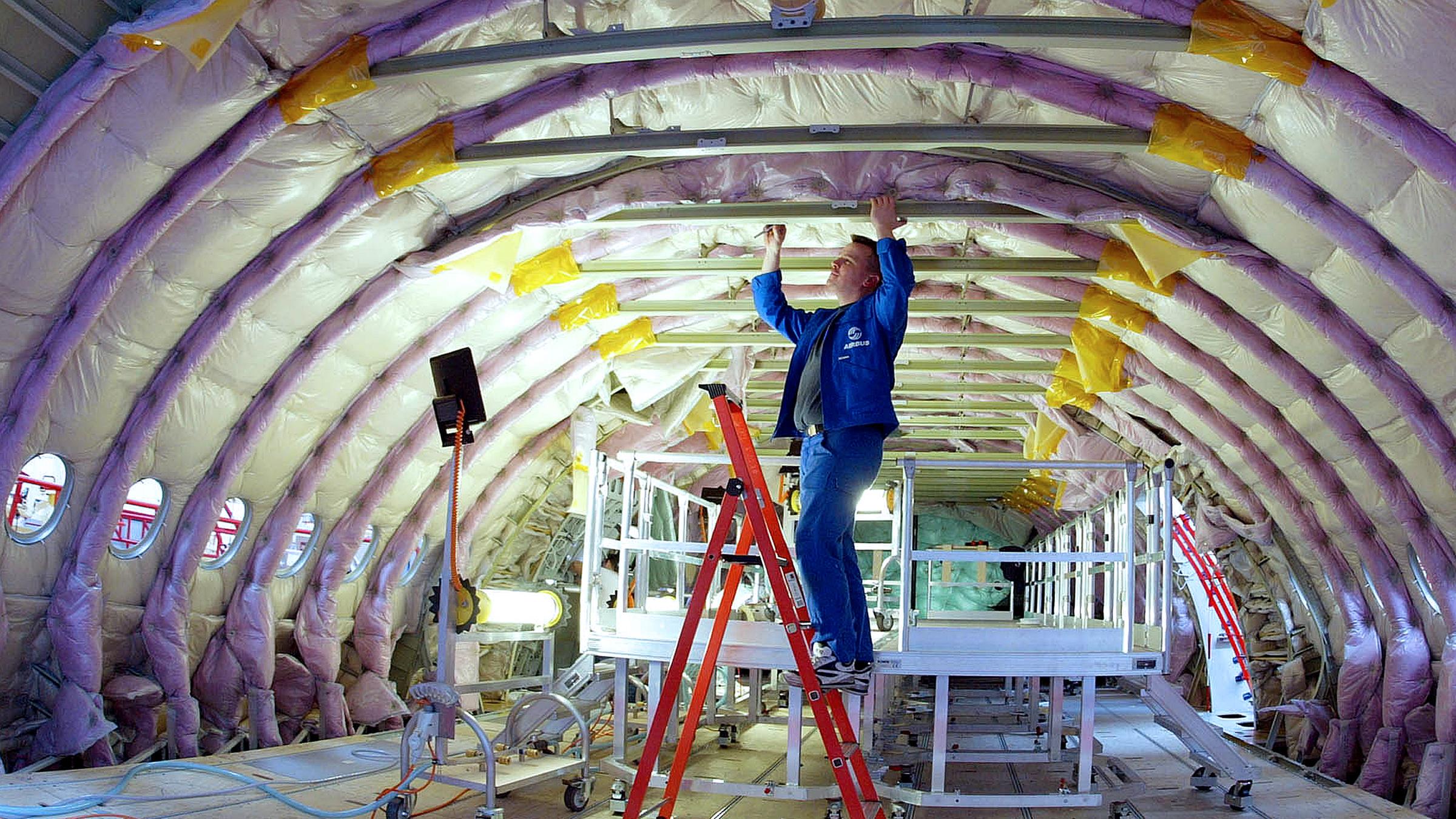 Archiv: Ein Techniker arbeitet am Kabinenaufbau eines Airbus A380.