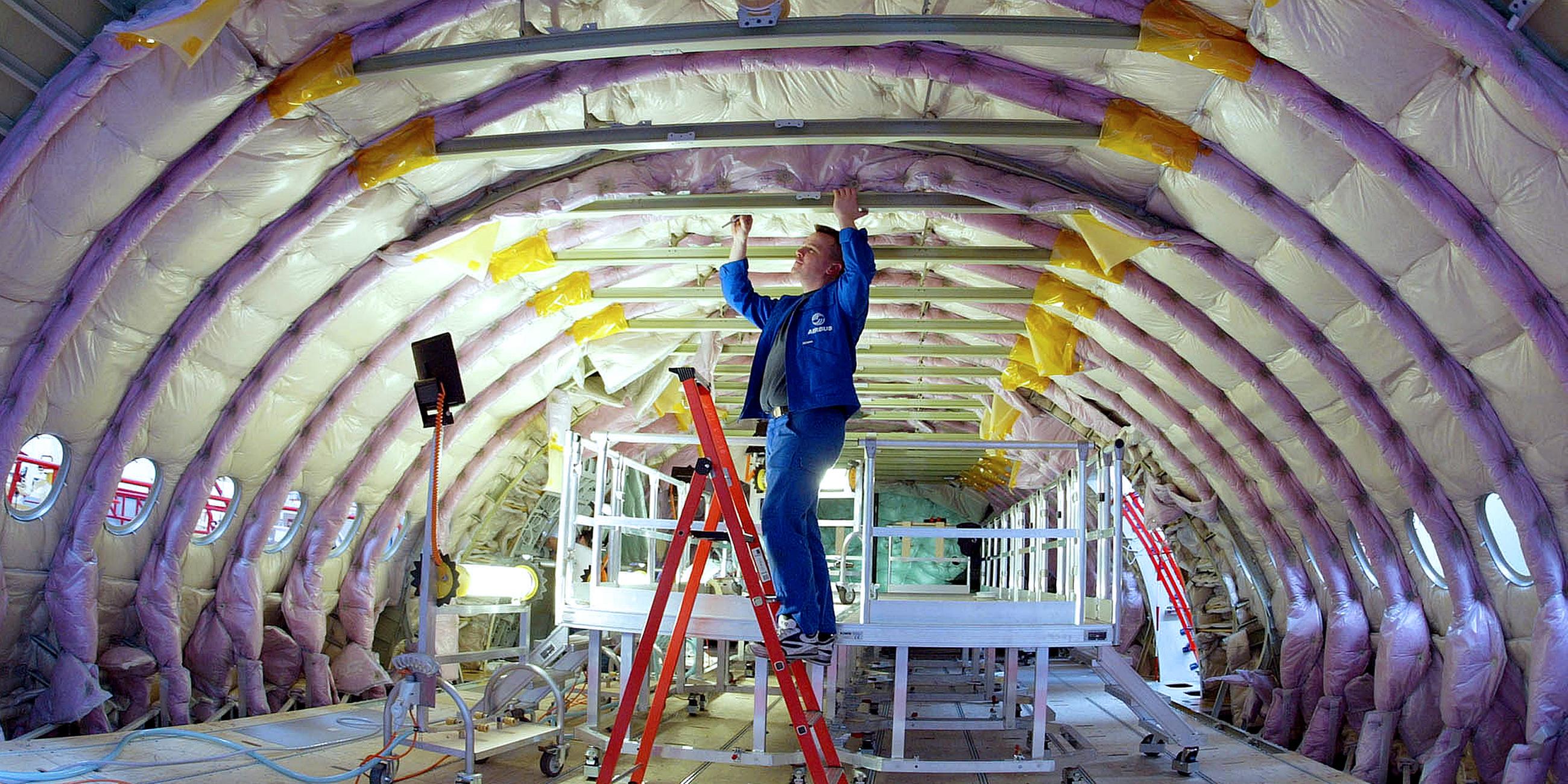 Archiv: Ein Techniker arbeitet am Kabinenaufbau eines Airbus A380.