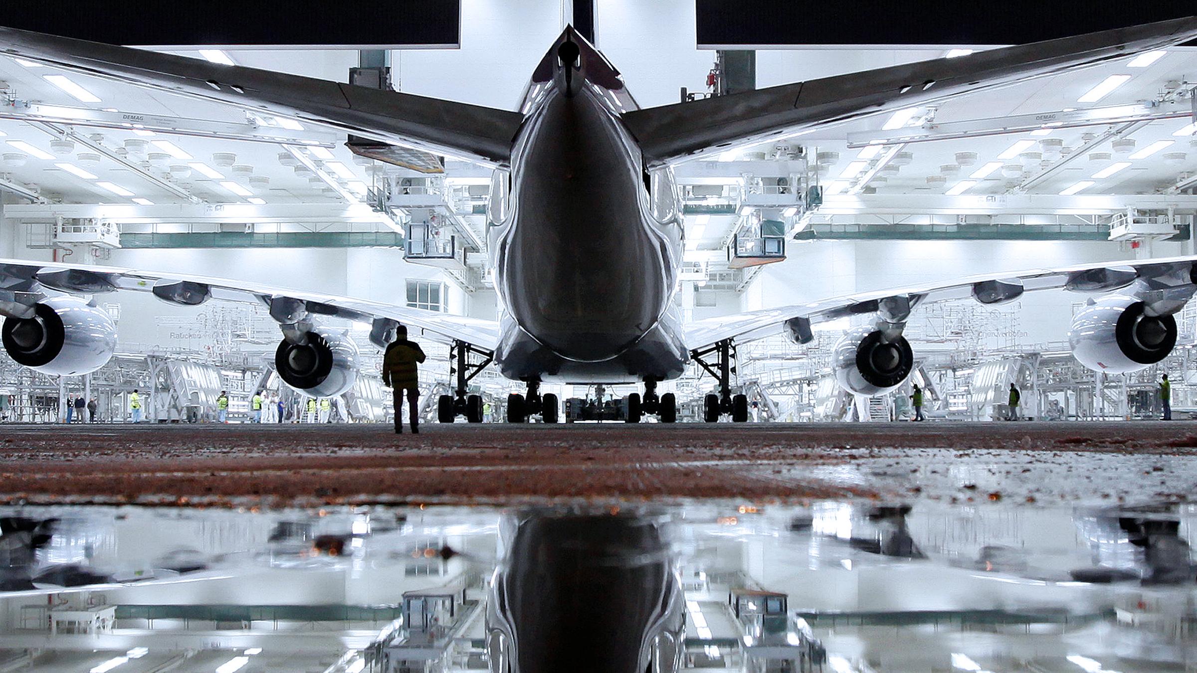Archiv: Ein neuer Airbus A380 wurde frisch lackiert in einem Hangar in Finkenwerder bei Hamburg.
