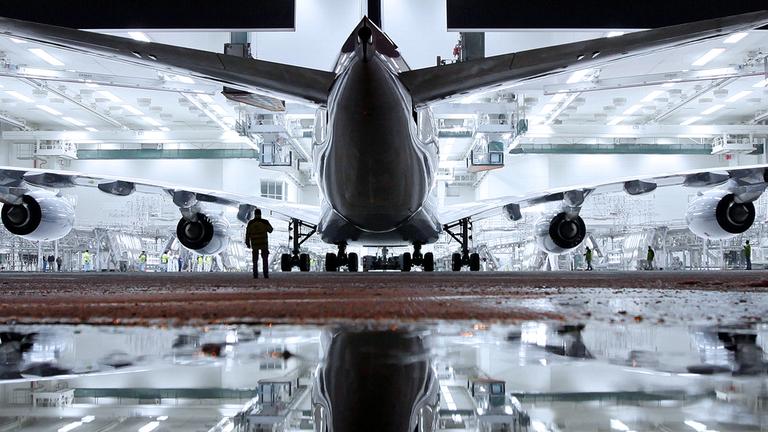 Archiv: Ein neuer Airbus A380 wurde frisch lackiert in einem Hangar in Finkenwerder bei Hamburg.