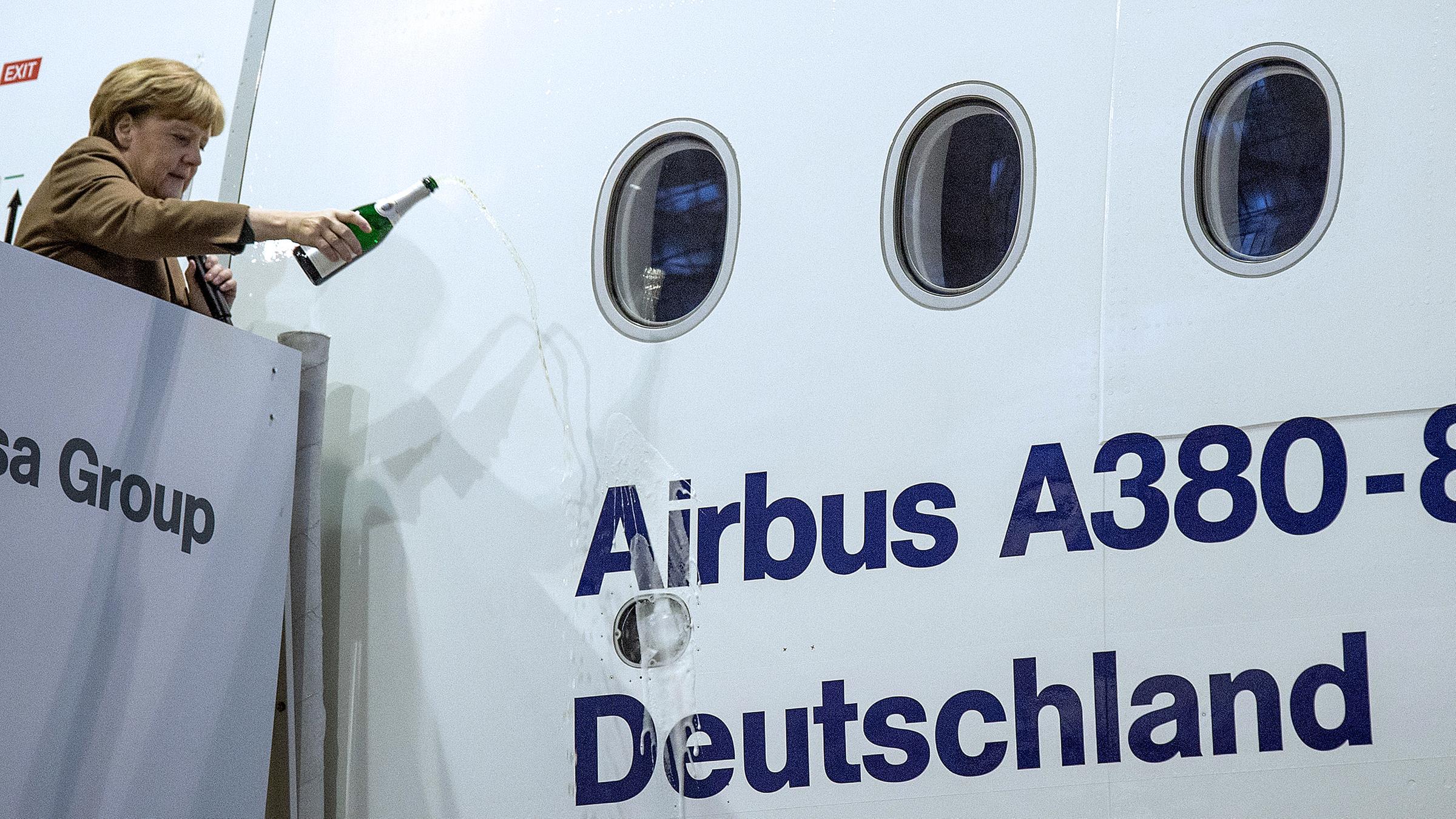 Archiv: Bundeskanzlerin Angela Merkel (CDU) tauft einen Airbus A380-800 der Lufthansa auf den Namen "Deutschland".
