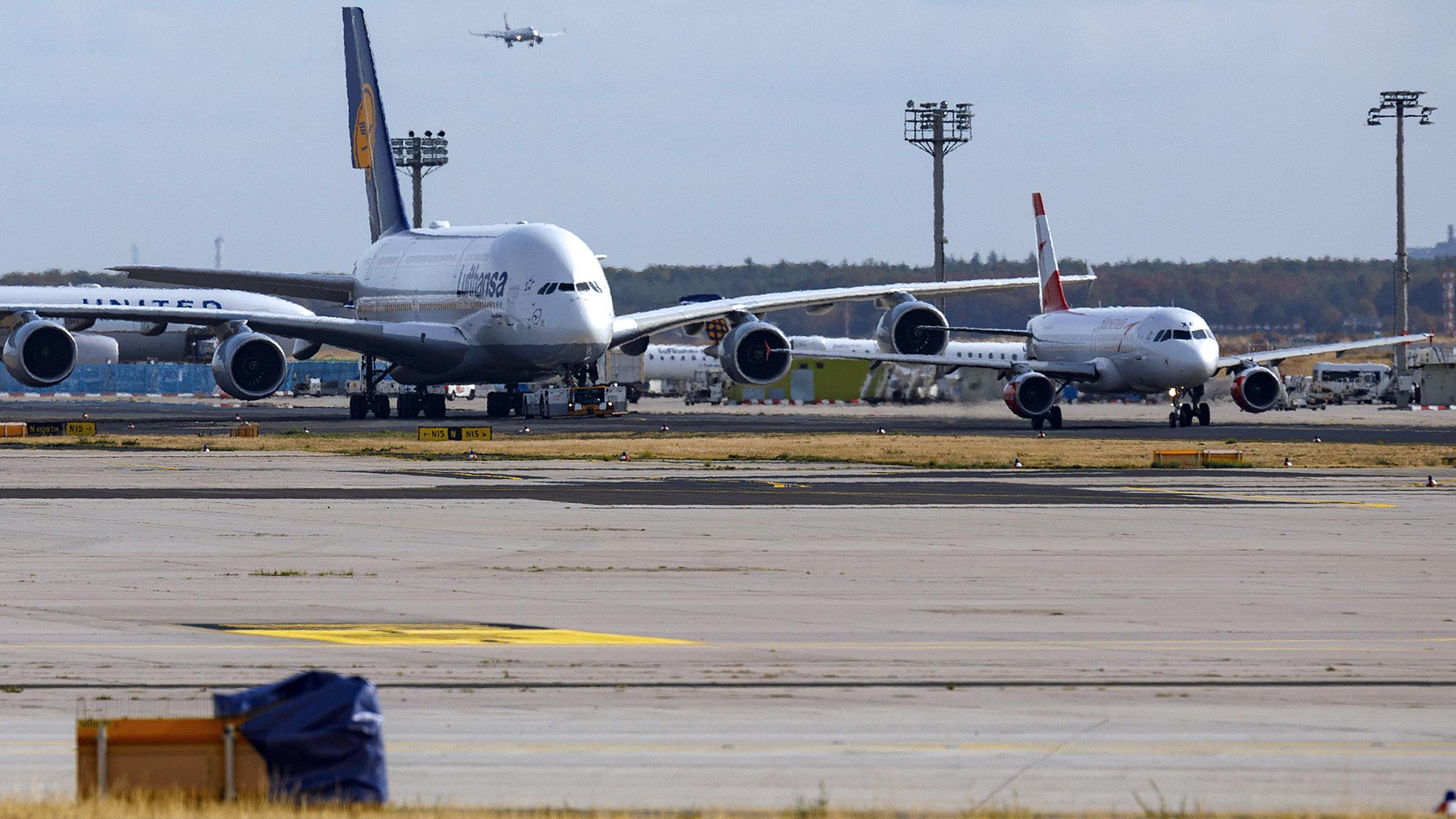Archiv: Austrian Airlines-Flugzeug und Lufthansa-Flugzeug am Flughafen Frankfurt am Main.