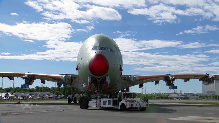 Airbus A 380 vor Montgehangar
