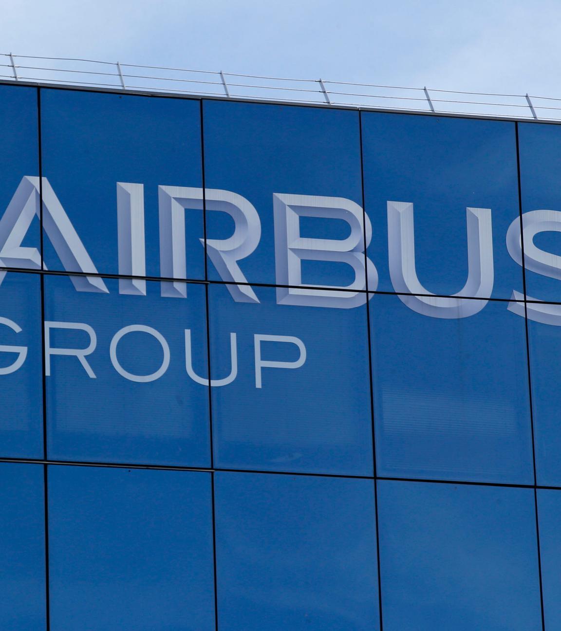 Das Logo der Airbus-Gruppe in Suresnes, außerhalb von Paris.