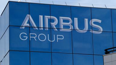 Das Logo der Airbus-Gruppe in Suresnes, außerhalb von Paris.