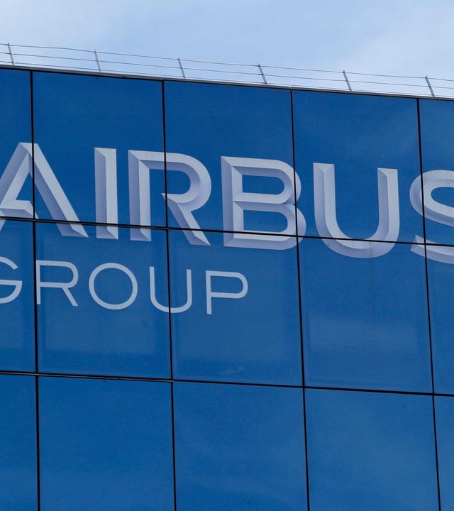 Das Logo der Airbus-Gruppe in Suresnes, außerhalb von Paris.