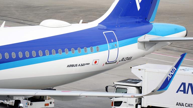 Ein ANA-Airbus A321neo steht auf dem Rollfeld des Flughafens Haneda in Tokio.
