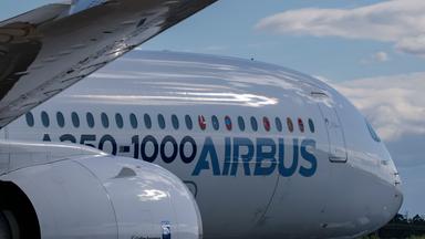 Flugzeug mit der Aufschrift Airbus A350-1000.