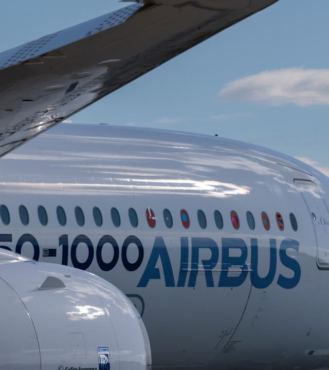 Flugzeug mit der Aufschrift Airbus A350-1000.
