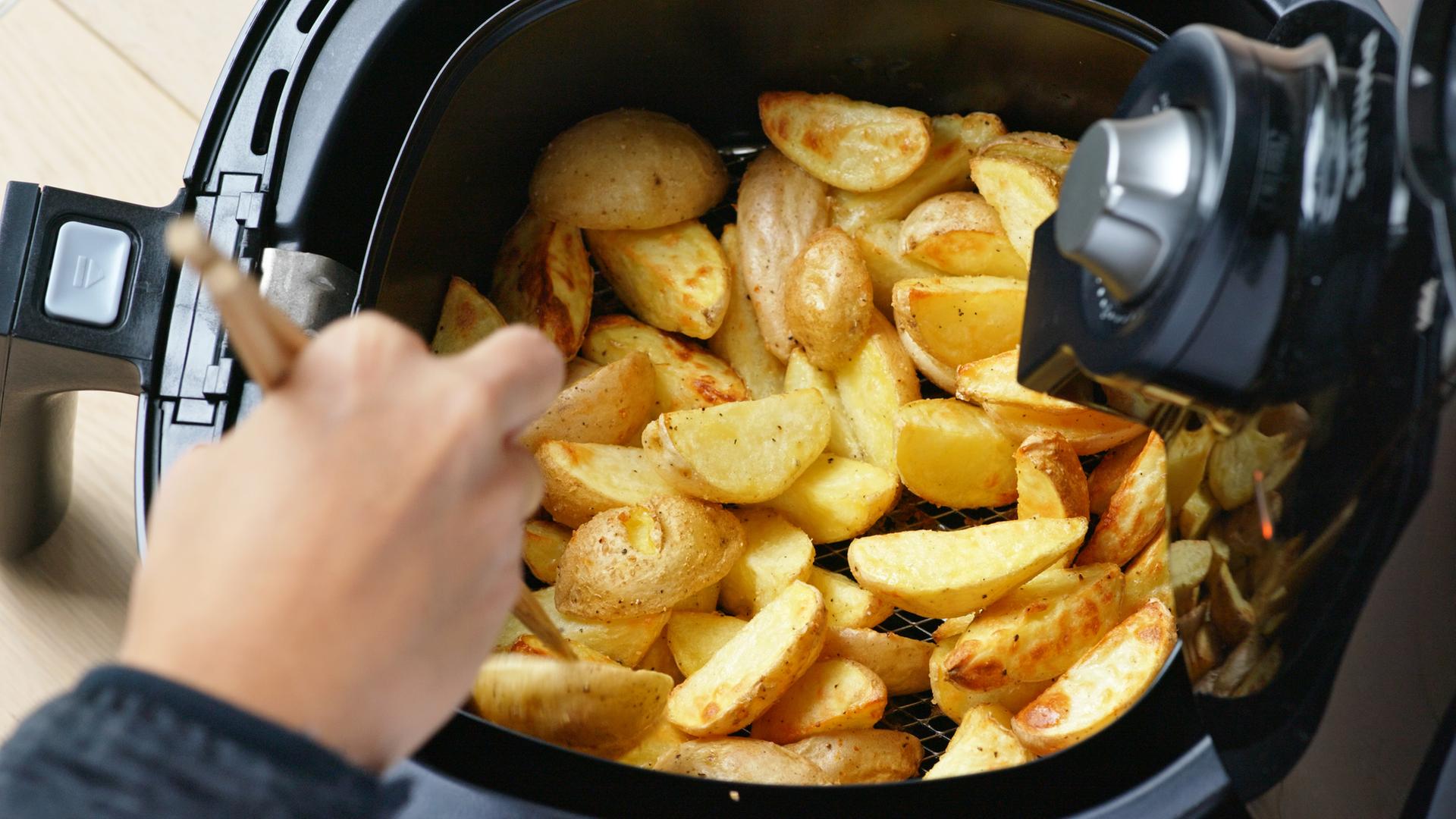 Heißluftfritteuse, in der Kartoffeln garen