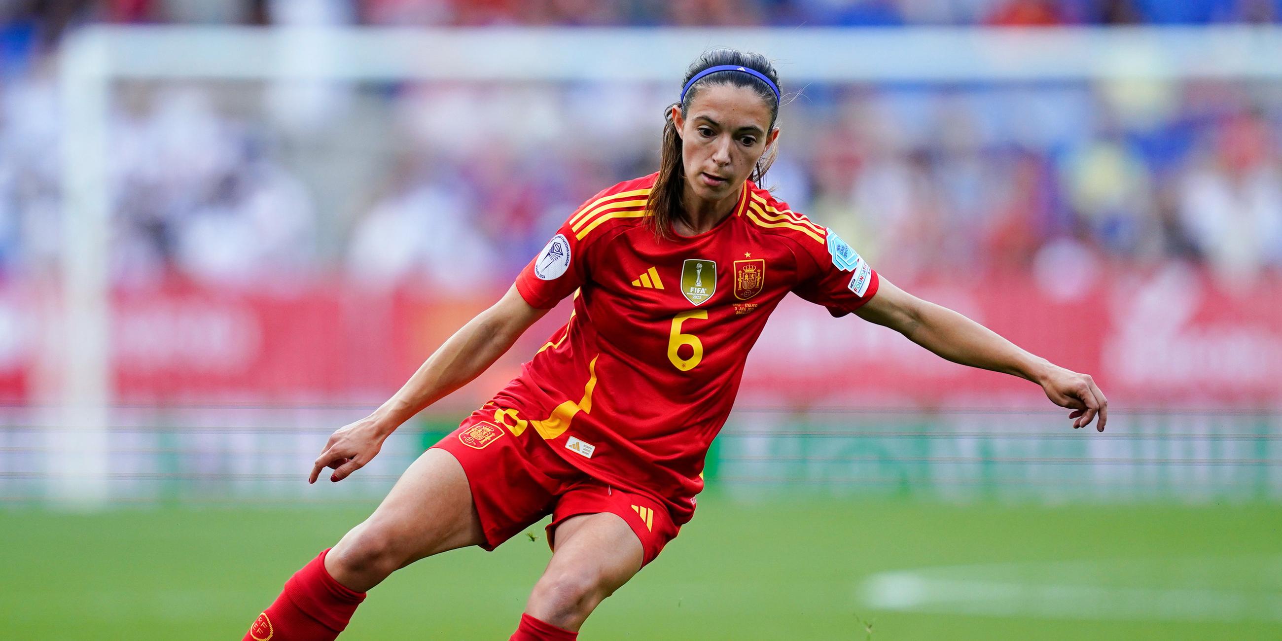 Aitana Bonmati kurz bevor sie einen Ball schießt