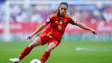 Aitana Bonmati kurz bevor sie einen Ball schießt