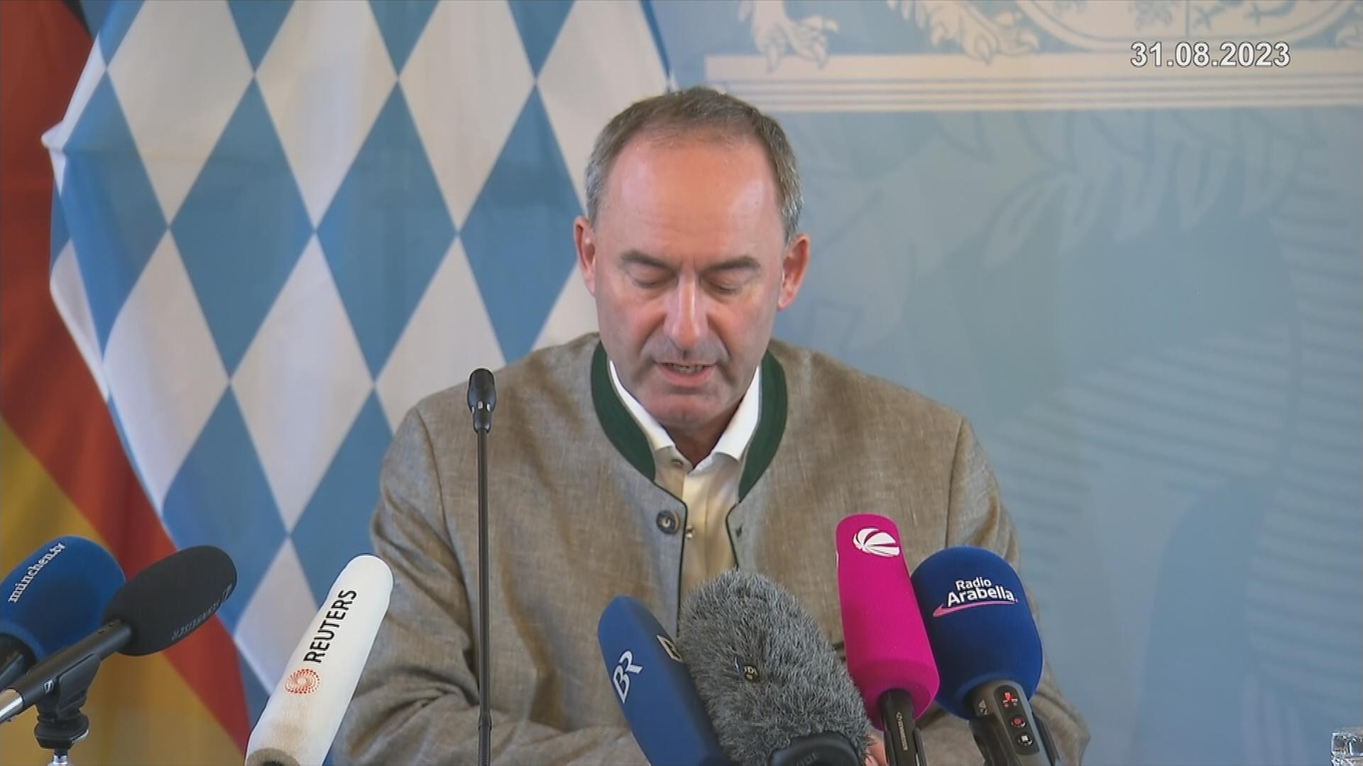 Auf dem Bild ist Hubert Aiwanger während seiner Entschuldigung zu sehen.