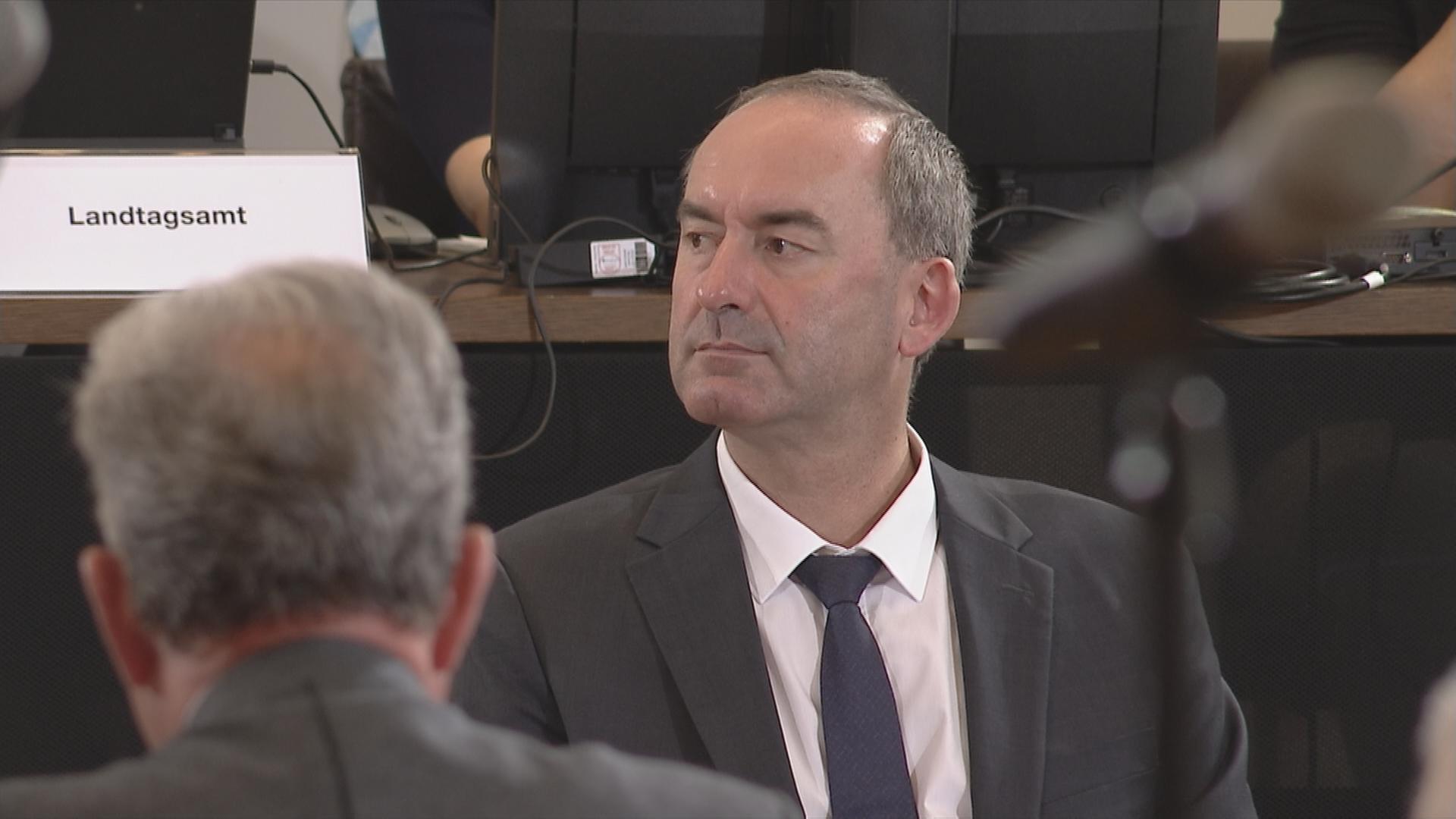 Auf dem Bild ist Aiwanger im Landtag zu sehen.