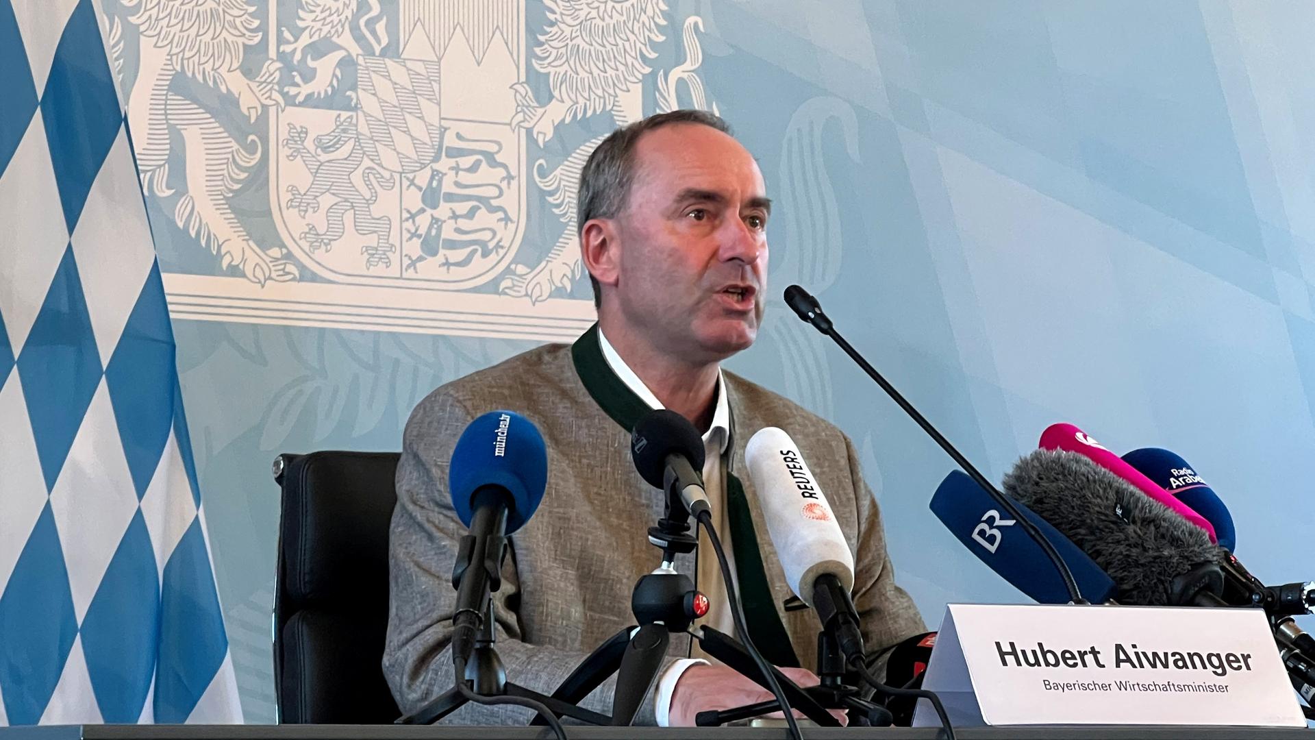 Hubert Aiwanger vor bayrischer Flagge