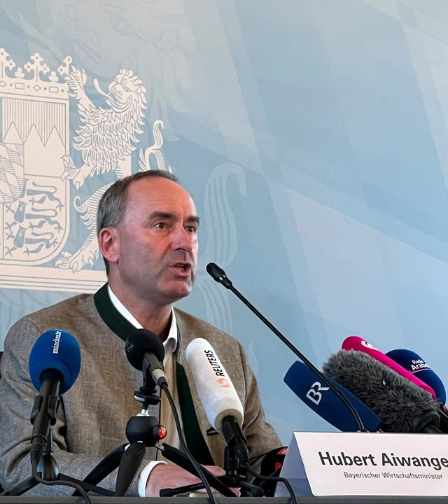 Hubert Aiwanger vor bayrischer Flagge