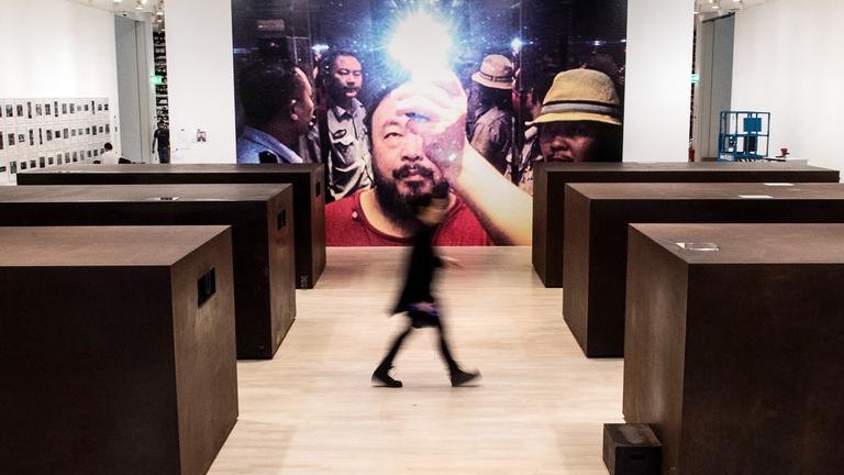Objekt "s.a.c.r.e.d." des Künstlers Ai Weiwei in der Ausstellung in der Kunstsammlung Nordrhein-Westfalen in Düsseldorf