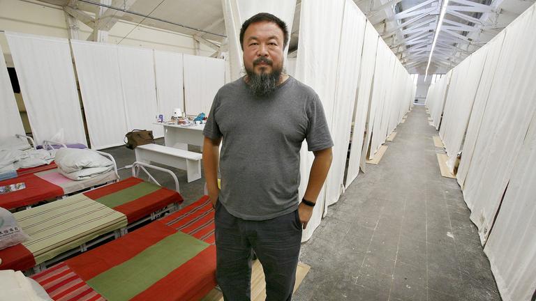 Ai Weiwei neben Schalfräumen für die Darsteller seiner Installation Fairytale zur documenta 12 in Kassel