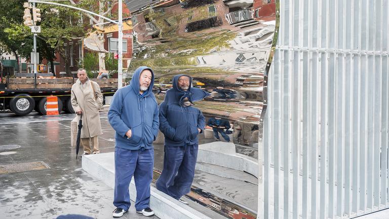 Ai Weiwei vor seinem Werk "Good fences make good neighbours" in New York