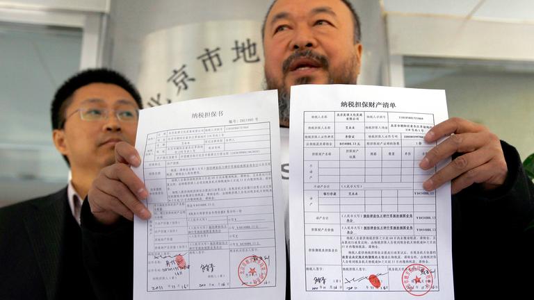 Ai Weiwei mit Steuerformularen