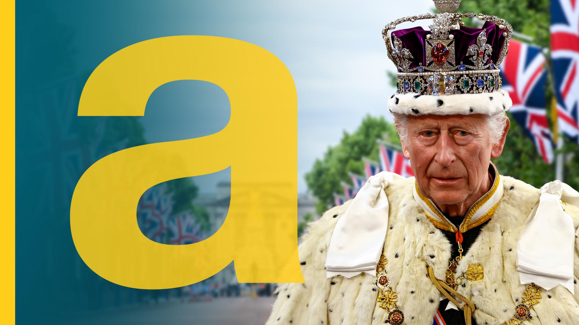 König Charles mit Krone, im Hintergrund UK-Flaggen